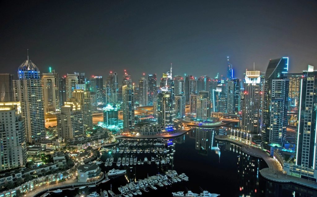 Dubai Marina bei Nacht, Firmensitz der Bit Media & Consulting LLC